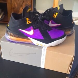 Lebron XVIII Low Nike black/white/fierce purple size 9